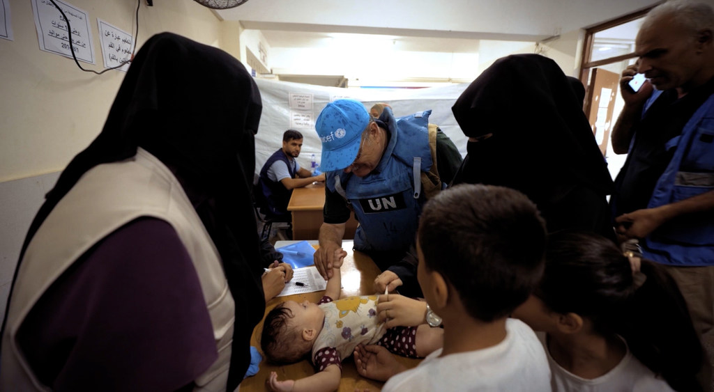 El doctor Younis Awadallah administra una vacuna contra la polio en Gaza.